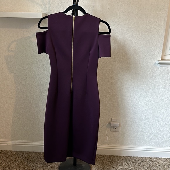 Calvin Klein Cold Shoulder Purple sheath midi dress, size 6 - Picture 4 of 5